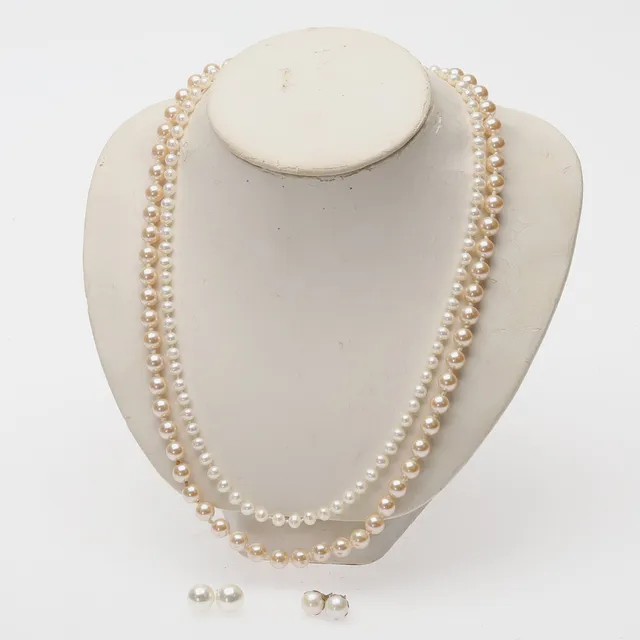 HALSBAND, ÖRHÄNGEN, 4 st. 2 halsband, 2 par örhängen.