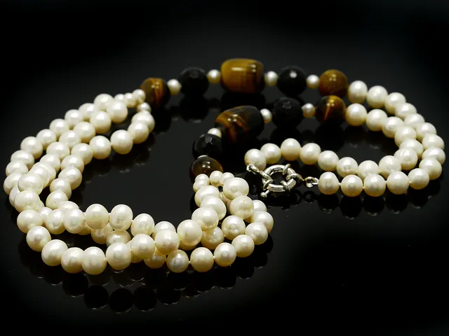 PÄRLCOLLIER, odlade sötvattenspärlor, tigeröga, längd ca 60 cm.
