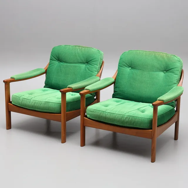 FÅTÖLJER, ett par, stomme i valnöt, 1960/70-tal.