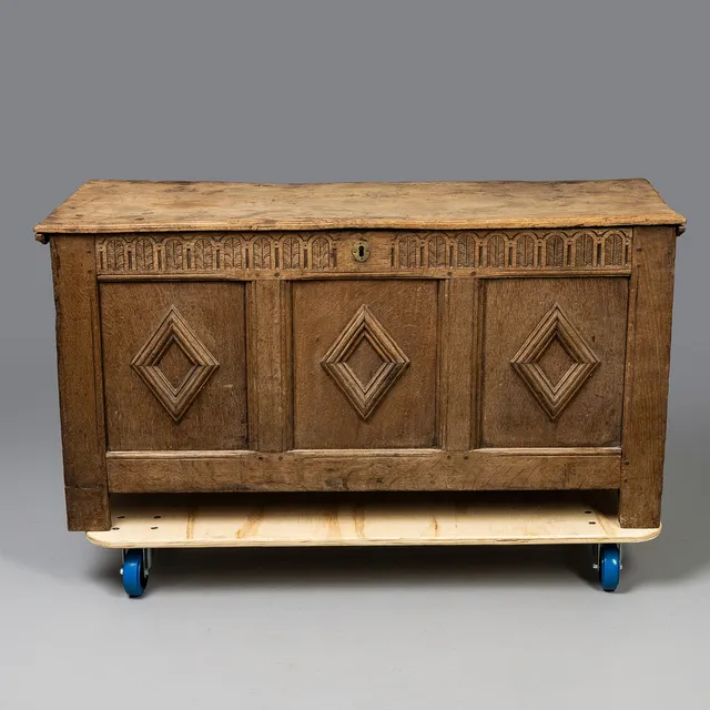 LATE 17TH / EARLY 18TH CENTURY OAK COFFER.