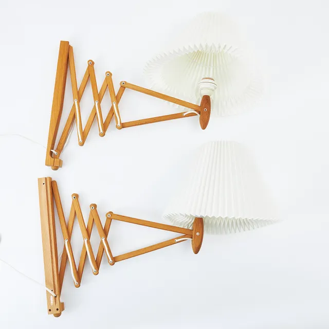 ERIK HANSEN. Saxlampor, 2 stycken, för Le Klint, ek, etikettmärkta, designår 1952.