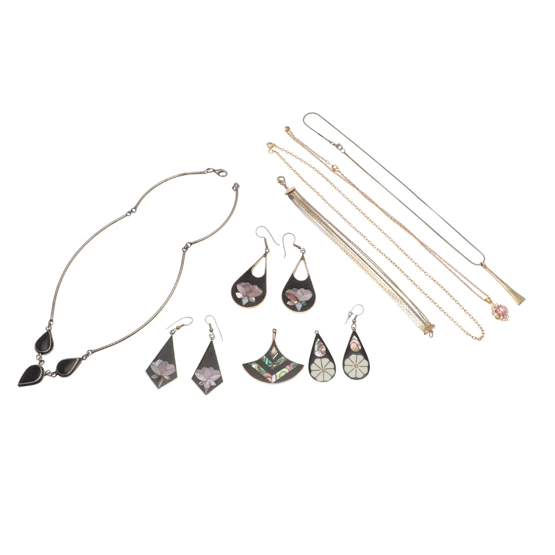 A SMALL QUANTITY OF COSTUME JEWELLERY. — Costume Jewellery — Lawrences Auctioneers