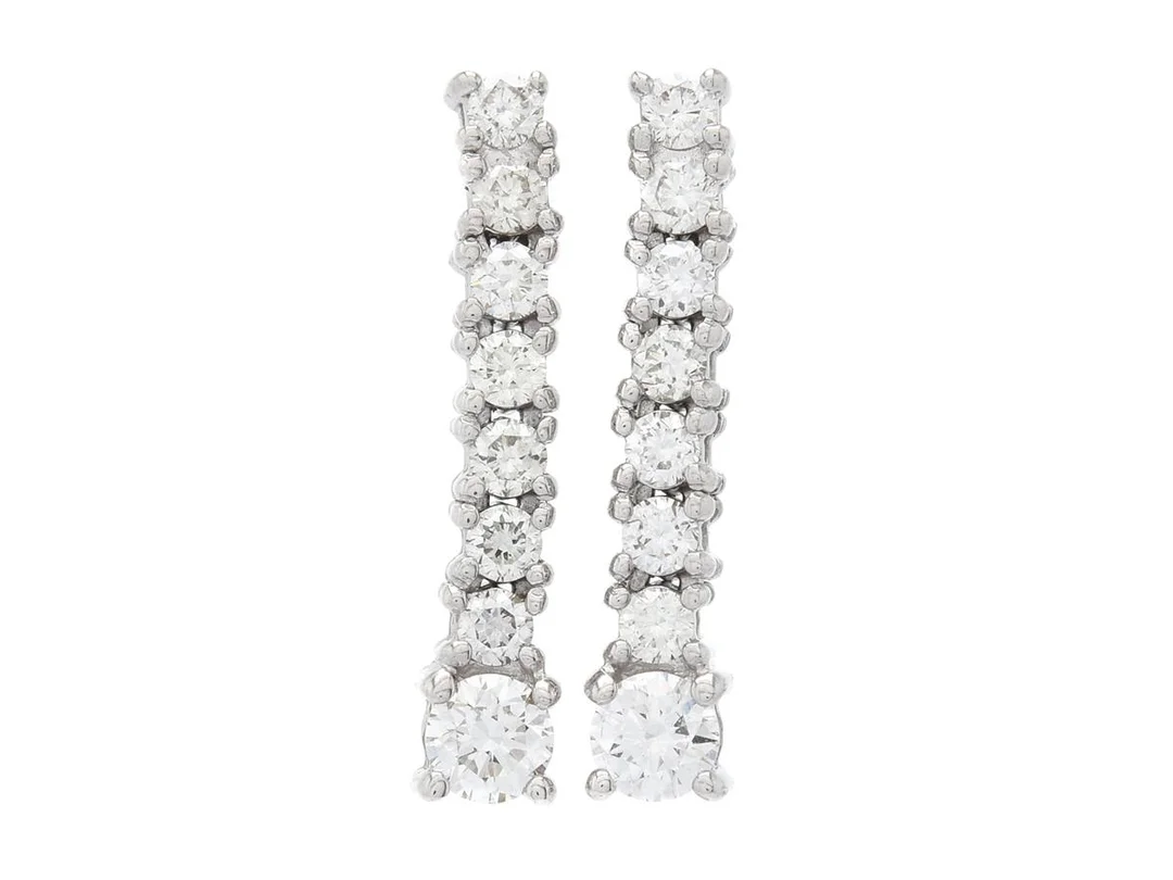 ÖRHÄNGEN, 18K vitguld, 16 briljantslipade diamanter ca 0,42 ctv, ca TW-W/VVS-VS, stift, längd 16 mm, vikt 2,5 g. — Smycken/Örhängen — Kaplans