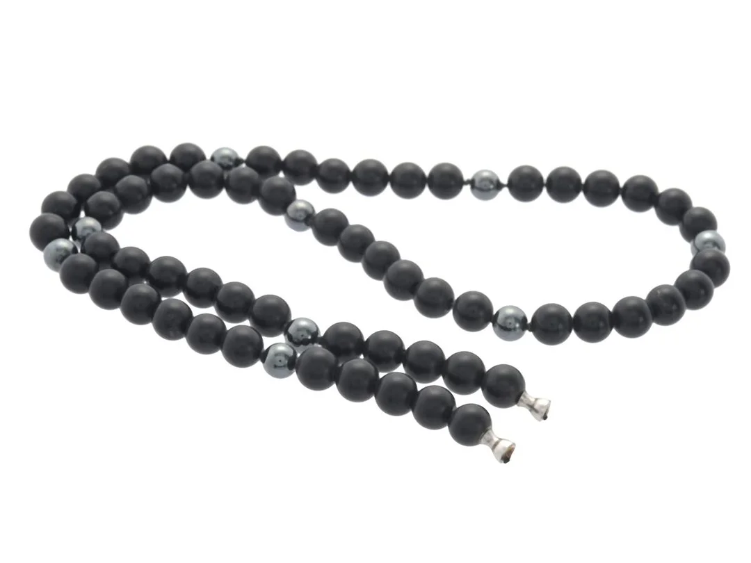 OLE LYNGGAARD, collier, onyxkulor 6 mm, hematitkulor 5 mm, dobbar, ej lås, längd 42 cm, ej märkta Ole Lynggaard. — Smycken/Collier — Kaplans