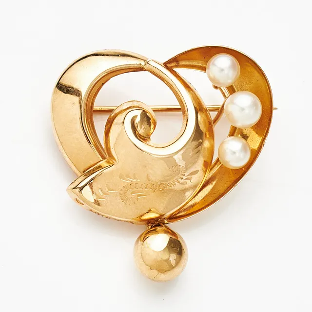 BROSCH, 18 k guld, kulformad dekordel, 3 odlade saltvattenspärlor ca 3,2 mm, svisselerad dekor, Guldvaruhuset, Stockholm 1955.