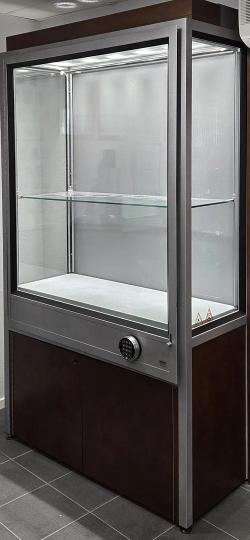 SÄKERHETSVITRIN / SKYDDSMONTER, "Milox M" (Museum). — Cupboards, Cabinets & Shelves — Laholms Auktionskammare