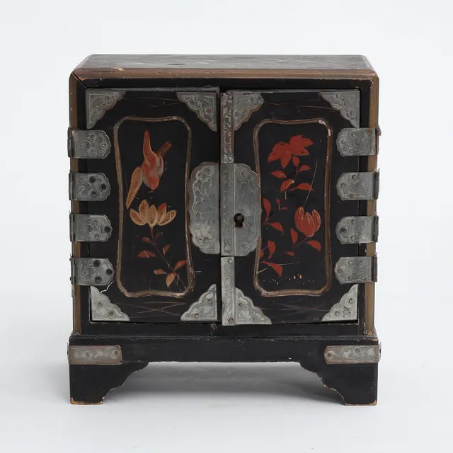 MINIATYRSKÅP/ SMYCKESKRIN, lackarbete, Kina, 1900-tal.