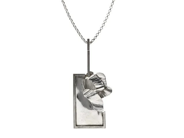 COLLIER, silver, A.Cronsioe, hängets längd 11 cm, kedjans längd 50 cm, vikt 54 g.