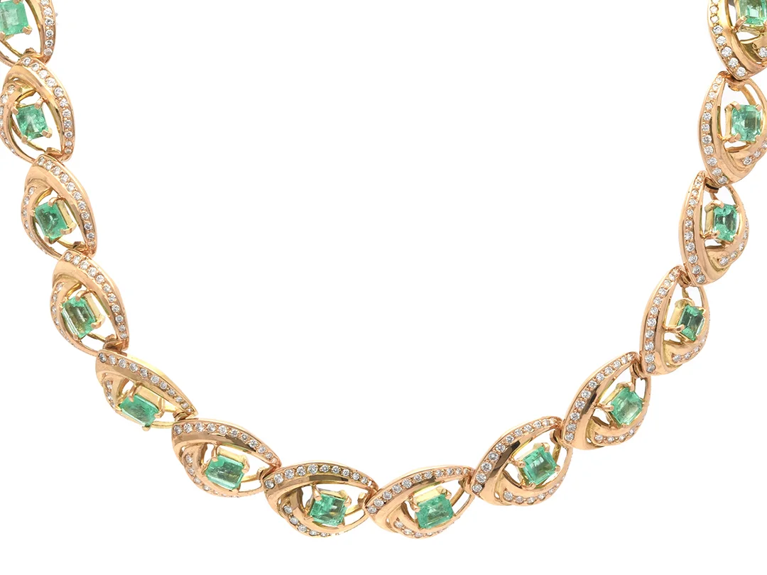 COLLIER, 18K guld, 18 smaragdslipade smaragder ca 13,5 ctv, 324 briljantslipade diamanter ca 5,00 ctv, längd 35 cm, vikt 61,2 g, en smaragd med skada. — Smycken/Collier — Kaplans