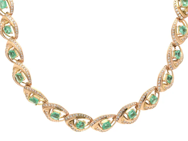 COLLIER, 18K guld, 18 smaragdslipade smaragder ca 13,5 ctv, 324 briljantslipade diamanter ca 5,00 ctv, längd 35 cm, vikt 61,2 g, en smaragd med skada.