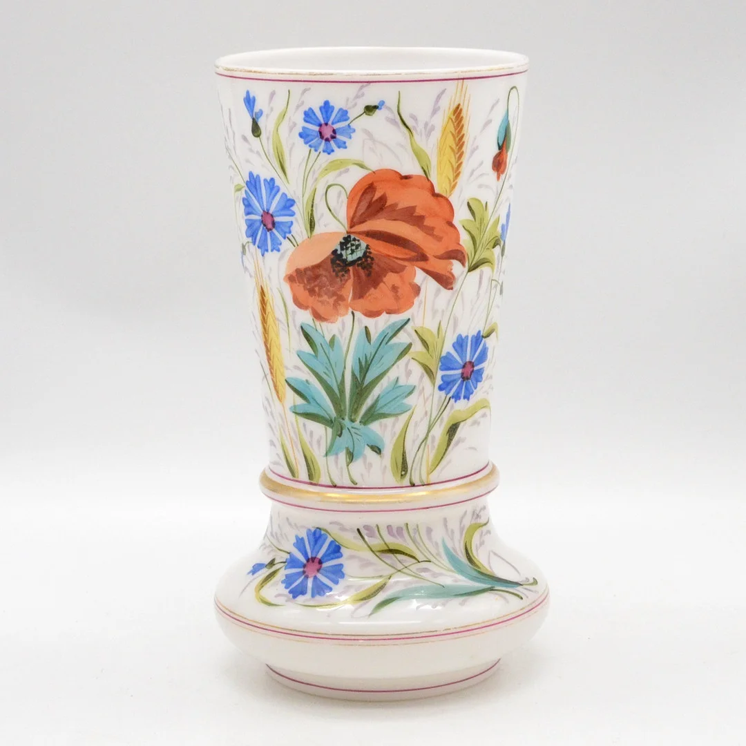 BÖHMISCHE VASE, BUNTE FELDBLUMEN AUF WEISSEM GLAS, HANDMALEREI, SPÄTE 19. JAHRHUNDERT, HÖHE CA. 25 CM. — Art glass — Kunst- und Auktionshaus Kleinhenz