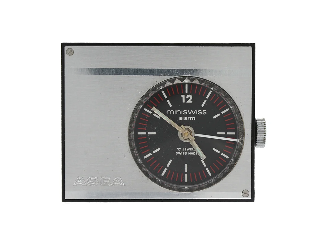 MINISWISS Alarm, väckarur, 49 x 41 (11) mm, manuell/elektronisk, metall/plast, alarm (defekt), ca 1965, läderfodral. — Klockor/Övriga klockor — Kaplans