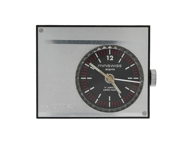 MINISWISS Alarm, väckarur, 49 x 41 (11) mm, manuell/elektronisk, metall/plast, alarm (defekt), ca 1965, läderfodral.