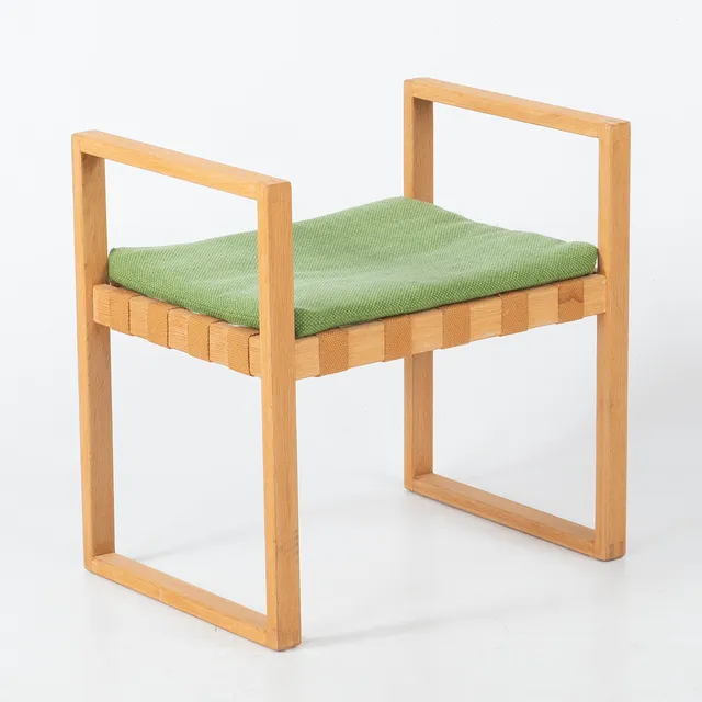 ÅKE FRIBYTER. Taburett, ek, Nybrofabriken, 1960-tal. Ek, sits med sadelgjord och lös dyna.