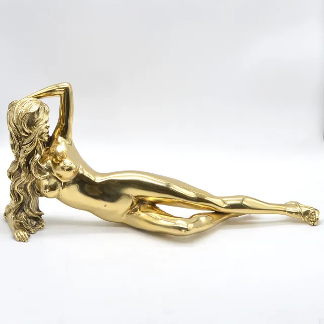 ROBBI JONES (1961). VICTORIA, DAMENAKT, SKULPTUR, MESSING (POLIERT), GELBGOLDENER PATINA, UM 2000, SIGNIERT.