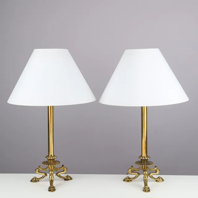 VILHELM BISSEN (1836-1913). TILSKREVET. Bordlampe af messing på trepas fodstykke støbt med løvefødder, Danmark, 19/20 årh., (2).