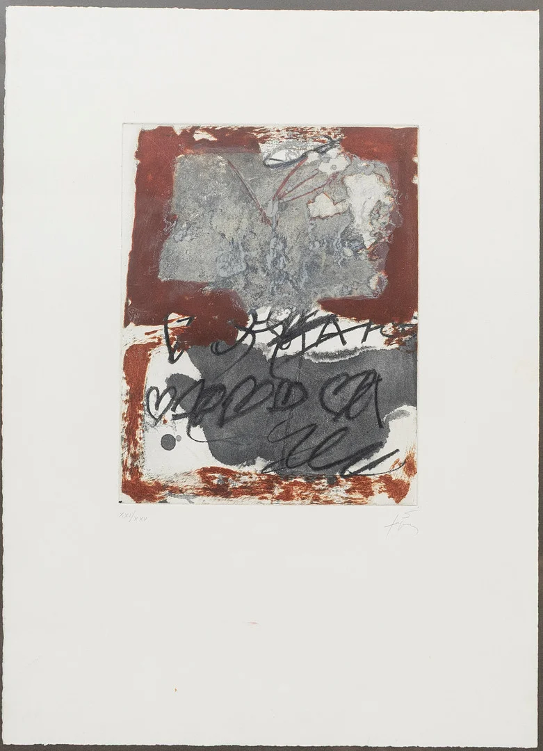 ANTONI TÀPIES (1923-2012). Komposition färglitografi ur serien "La clau del foc", från 1973, signerad och numrerad i blyerts, Tàpies, XXI/XXV. — Engravings & Prints — Auktionshuset Kolonn