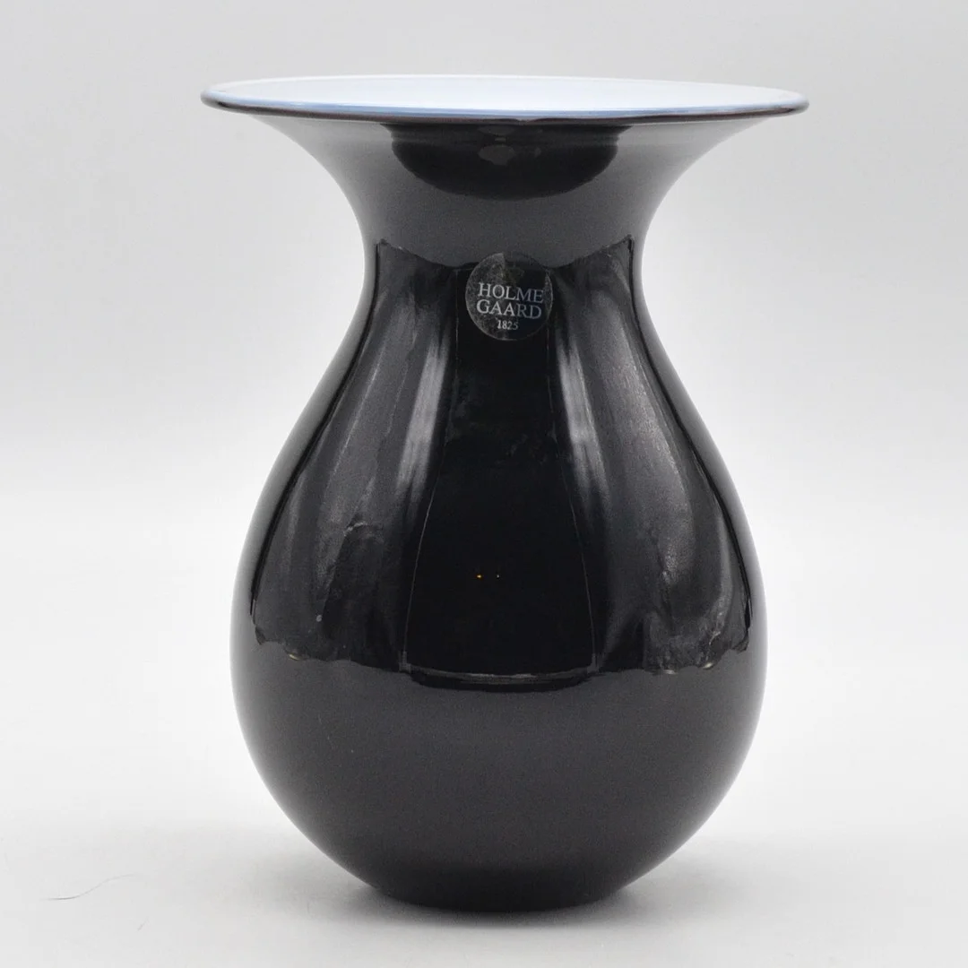 PETER SVARRER. "SHAPE", GLASVASE IN SCHWARZ UND WEISS, UM 2000ER JAHRE, FÜR HOLMEGAARD, MIT BODENSIGNIERUNG UND ETIKETT. — Art glass — Kunst- und Auktionshaus Kleinhenz
