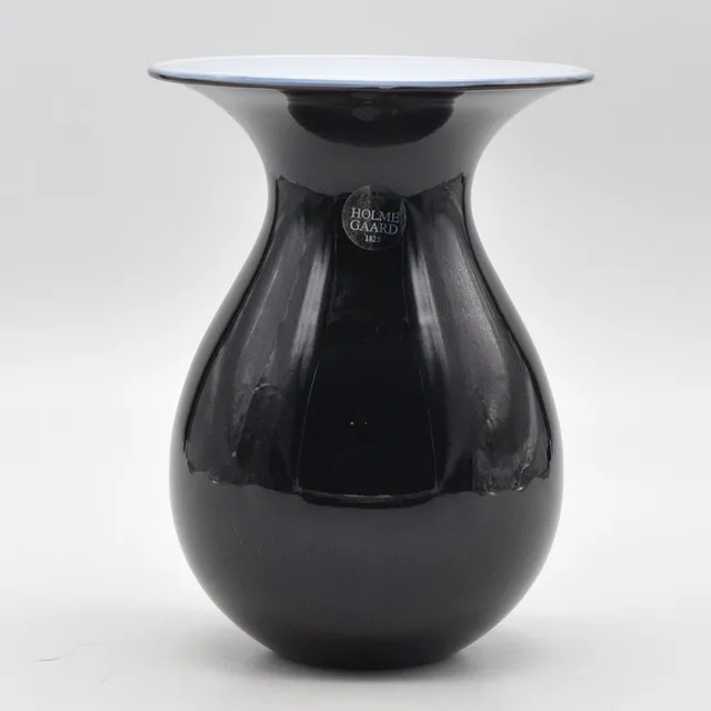 PETER SVARRER. "SHAPE", GLASVASE IN SCHWARZ UND WEISS, UM 2000ER JAHRE, FÜR HOLMEGAARD, MIT BODENSIGNIERUNG UND ETIKETT.