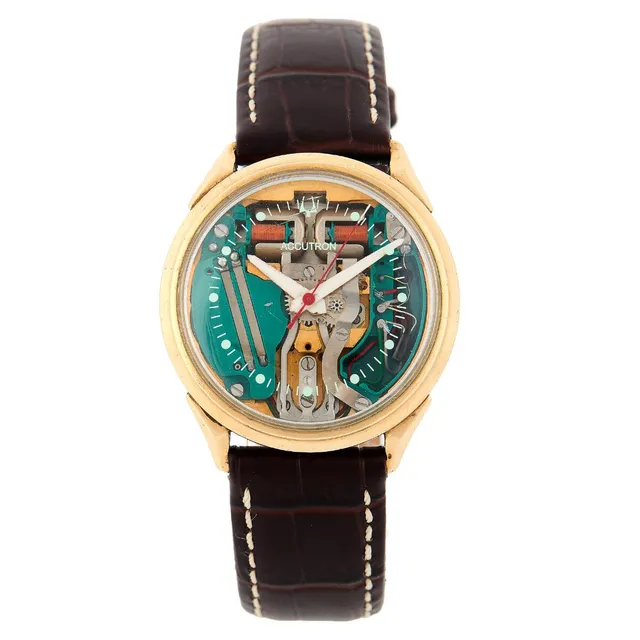 Accutron “Spaceview” of gold-plated steel, ref. M7. Electronic tuning fork movement. Brown embossed alligator strap with gold-plated C-clasp. Ø 34 mm. 1967.