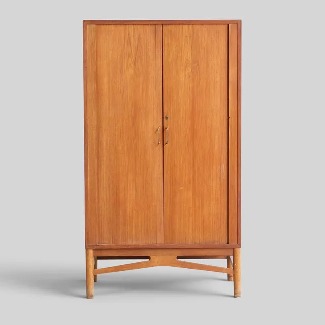Arkivskab af teak, front med jalousilåger bag hvilke flytbare hylder, stel af eg med tilspidsede ben, greb af messing. Danmark, 1950-60'erne.