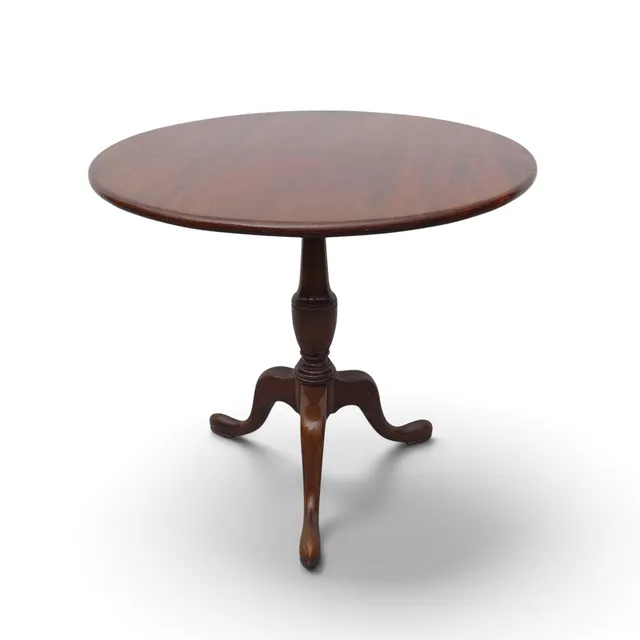 A LOW MAHOGANY TRIPOD SIDE TABLE.