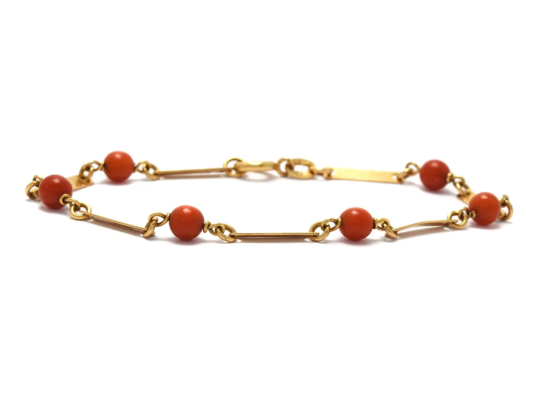 ARMBAND, 18K guld, korallkulor, längd 18 cm, vikt 3,9 g. — Smycken/Armband — Kaplans