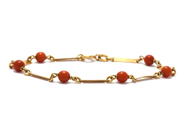 ARMBAND, 18K guld, korallkulor, längd 18 cm, vikt 3,9 g.
