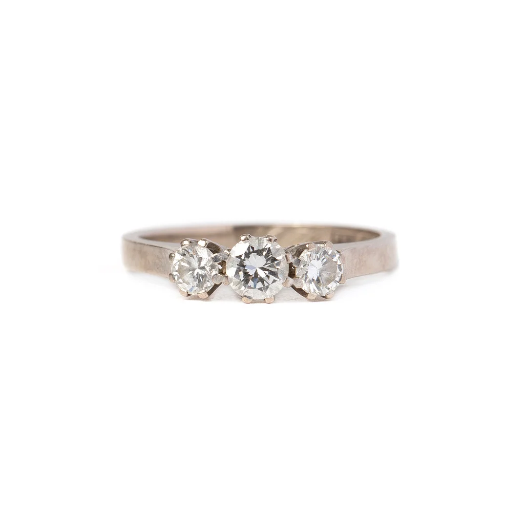 RING, 18K vitguld med briljantslipade diamanter totalt 0.64 ct, Ernst Harbeck, Göteborg, 1973. — Rings — Stockholms Auktionsverk Göteborg