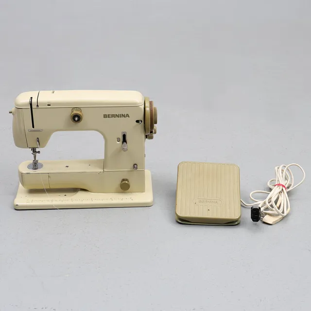 SYMASKIN BERNINA, i original väska med tillbehör, 1900-talets andra hälft.