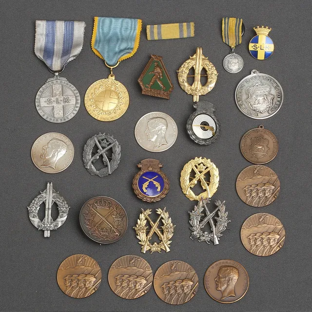 MÄRKEN/MINNESMEDALJER delvis silver, bl.a från Lottakåren och Landstormsförbund.