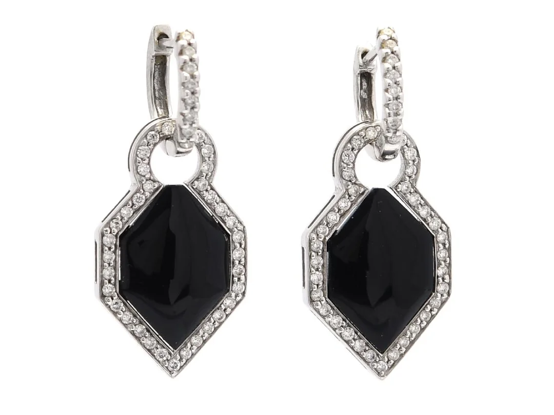 ÖRHÄNGEN, 18K vitguld, onyx, briljantslipade diamanter ca 0,70 ctv, ca W/SI, 13x27 mm, vikt 4,8 g. — Smycken/Örhängen — Kaplans