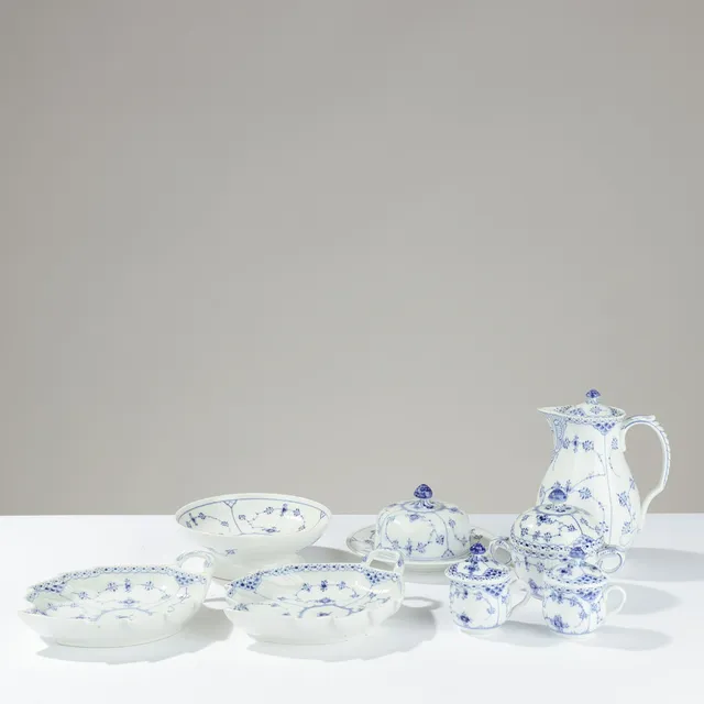 ARNOLD KROG (1856-1931) M.FL. Stel af glaseret porcelæn, "Musselmalet Riflet" og "Musselmalet Halvblonde", Royal Copenhagen, Danmark, (8).