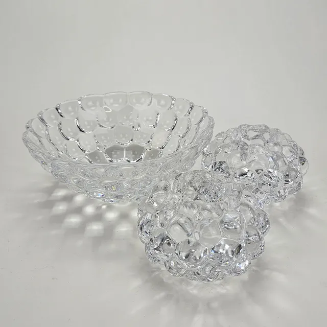 ANNE NILSSON. Skål och ljuslyktor, glas, "Hallon", Orrefors.