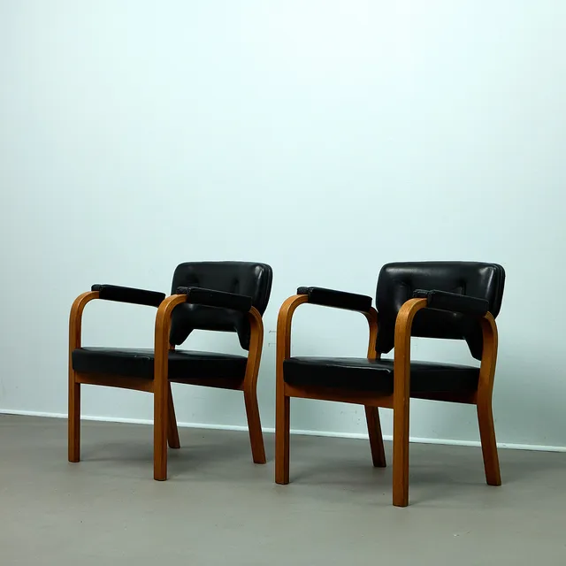 MAIJA HEIKINHEIMO & ALVAR AALTO. Artek, zwei Sessel / Armlehnstühle / Lounge Chair, Modell 43, Birke, Leder, 1950er Jahre, Finland (2).