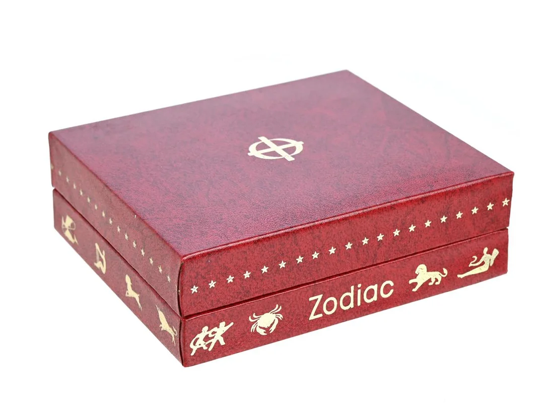 BOX, till Zodiac , damur, röd, 115 x 97 x 36 mm, ca 1965. — Klocktillbehör/Zodiac — Kaplans