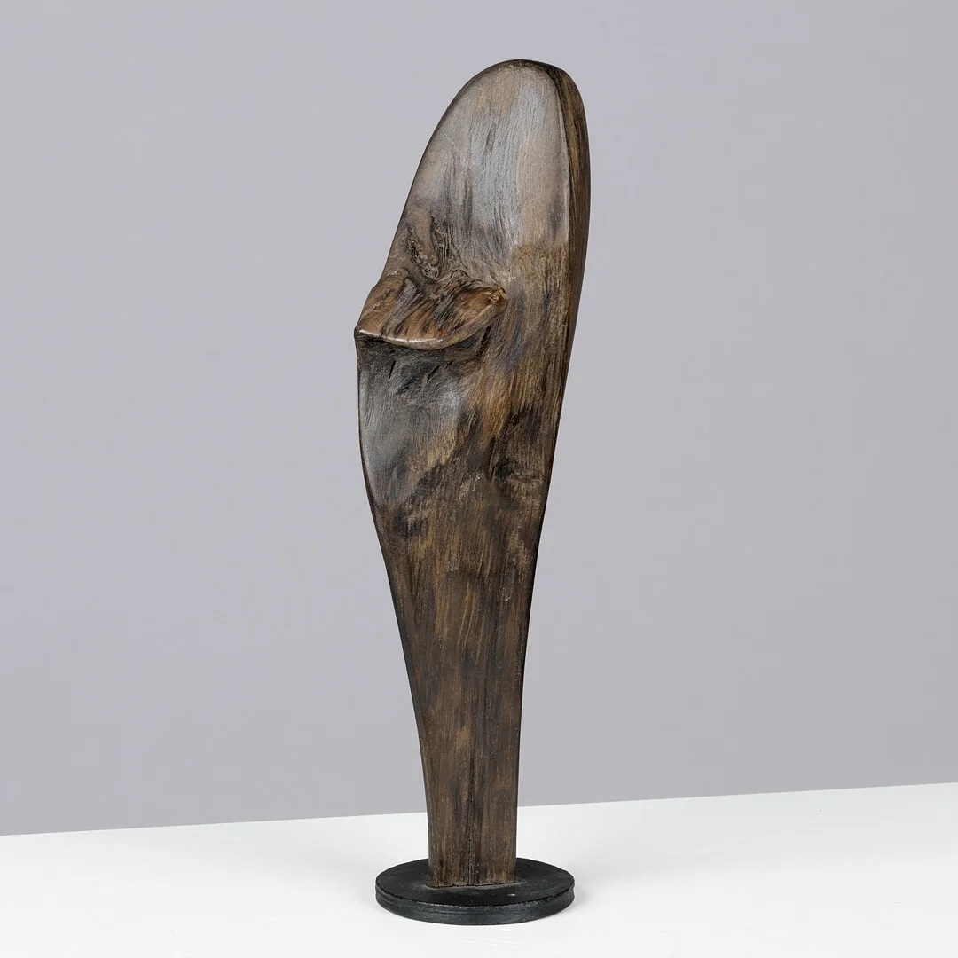 Skulptur af moseeg, base af sortbemalet træ, Danmark. — Sculptures & Bronzes — Palsgaard Kunstauktioner