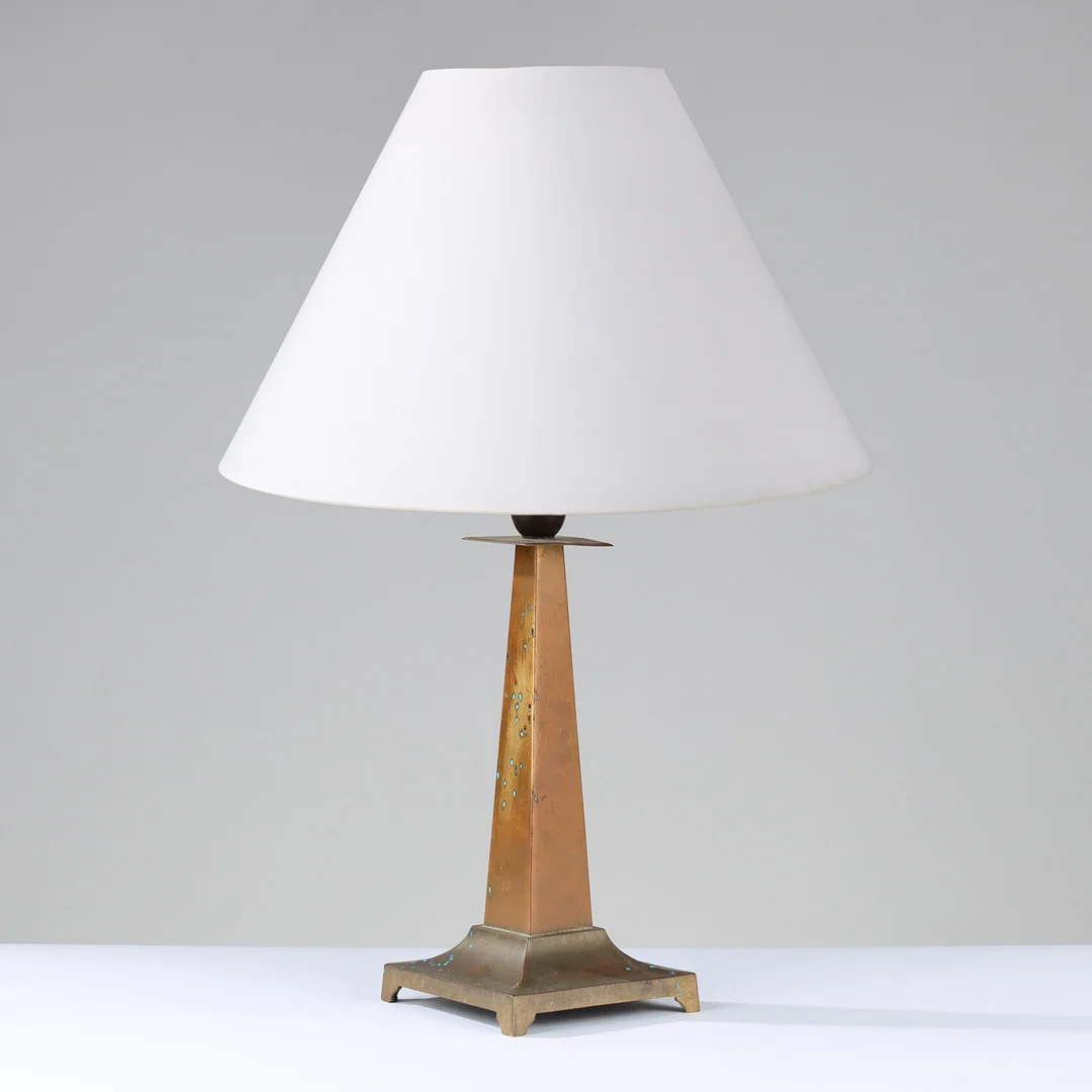 Bordlampe af patineret messing med konisk stamme og bred krave, europæisk lampeproducent, 20. århundrede. — Table Lamps — Palsgaard Kunstauktioner
