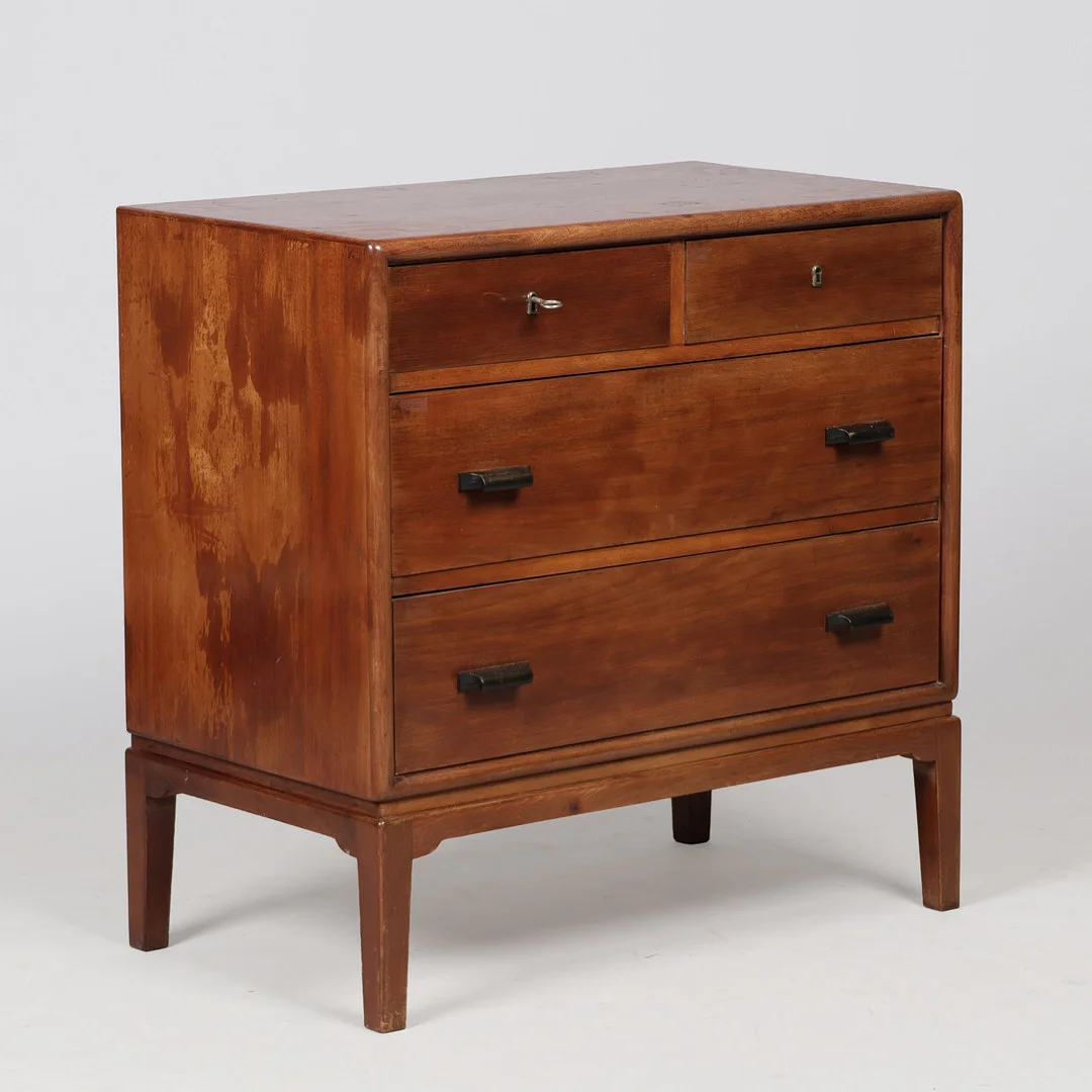 Kommode af mahognifiner med fire skuffer, skandinavisk møbelsnedker, 1900-tallets første halvdel. — Chests of drawers — Palsgaard Kunstauktioner