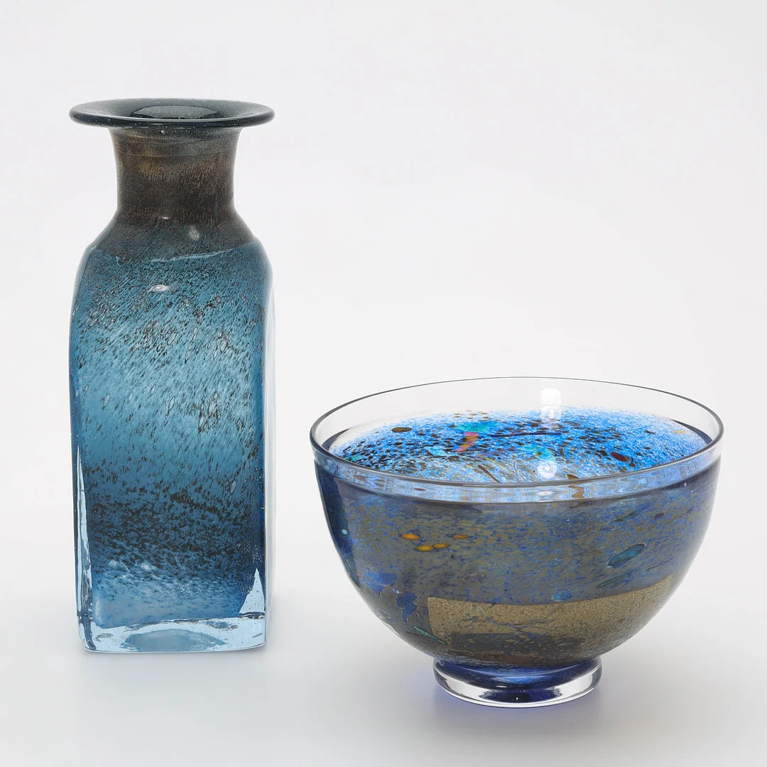BERTIL VALLIEN. vas och skål, två delar, bland annat "Satelit", Kosta Boda. — Art glass — Auktionsmagasinet Vänersborg