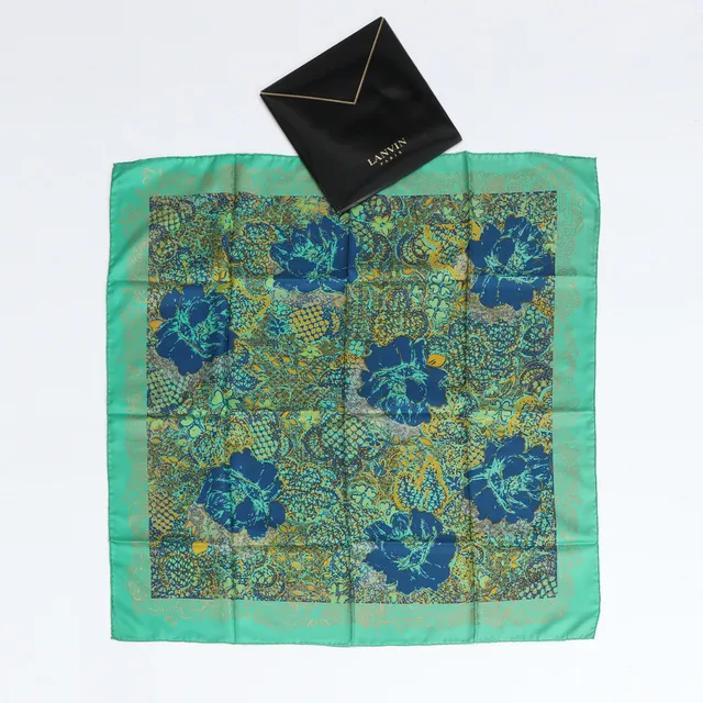 LANVIN SCARF. Grönturkost siden med tryck i guldfärg.