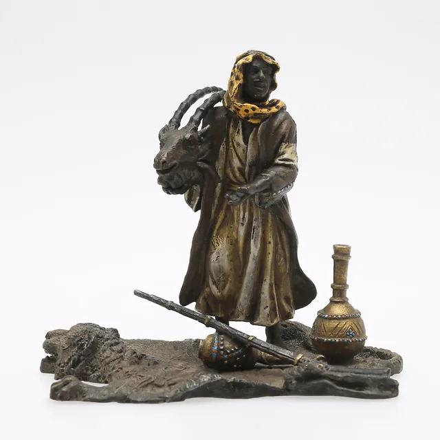 SKULPTUR, arabisk handelsman med varor.