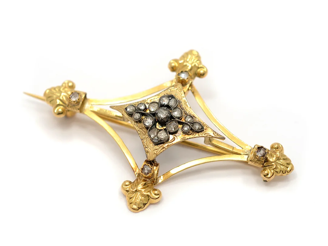 GUSTAV MÖLLENBORG, brosch 18K guld, rosenstenar ca 0,47 ctv, Stockholm 1848, 6,5x4 cm, vikt 5,8 g. — Smycken/Brosch — Kaplans
