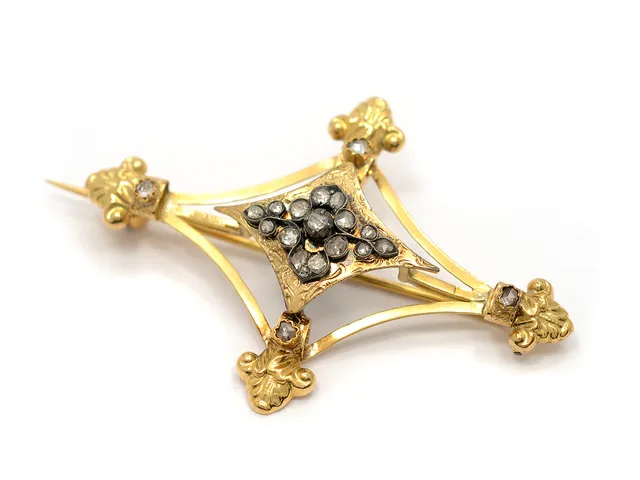 GUSTAV MÖLLENBORG, brosch 18K guld, rosenstenar ca 0,47 ctv, Stockholm 1848, 6,5x4 cm, vikt 5,8 g.