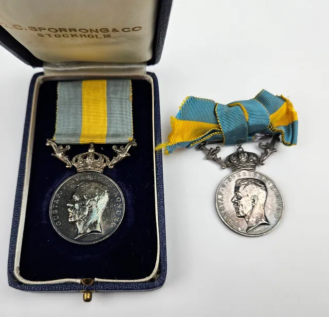 FÖRTJÄNSTMEDALJER, 2st, silver, frivilliga sjukvården, Gustaf V, 1939 samt 1946.