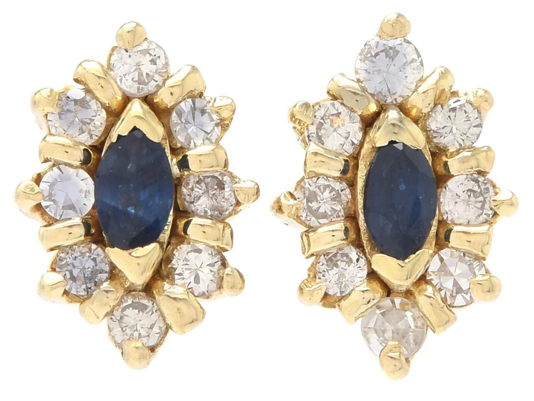 CARMOSÈÖRHÄNGEN, 18K guld, safirer, 16 åttkantslipade och briljantslipade diamanter ca 0,24 ctv, ca W-Cr/SI-P, mått 6,7 x 9,8 mm, vikt 2,5 g, stift, några diamanter har nagg och skador. — Smycken/Örhängen — Kaplans