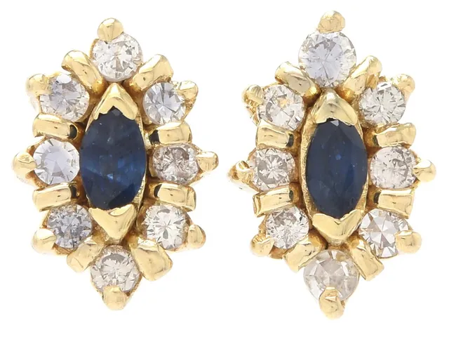 CARMOSÈÖRHÄNGEN, 18K guld, safirer, 16 åttkantslipade och briljantslipade diamanter ca 0,24 ctv, ca W-Cr/SI-P, mått 6,7 x 9,8 mm, vikt 2,5 g, stift, några diamanter har nagg och skador.