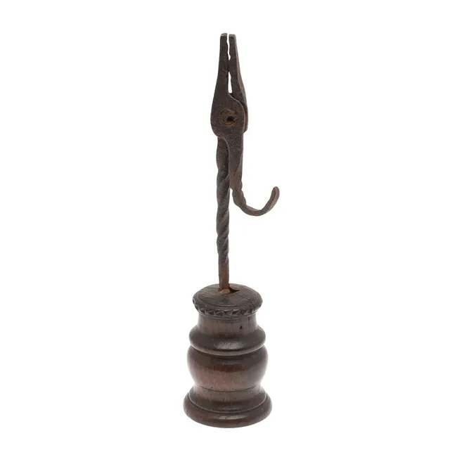 AN 18TH CENTURY WROUGHT IRON NIP RUSHLIGHT.