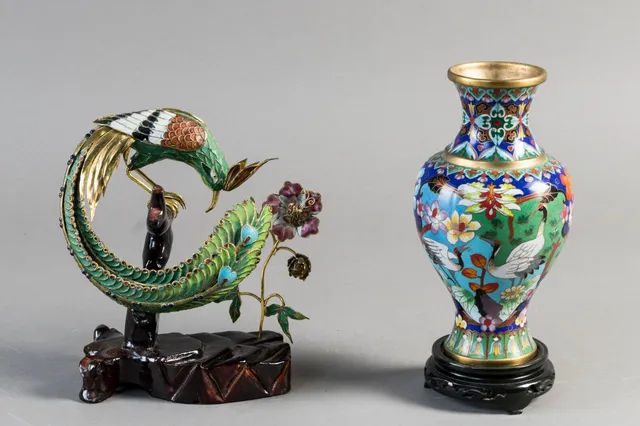 Cloisonné emalje, vase og påfugl (2)