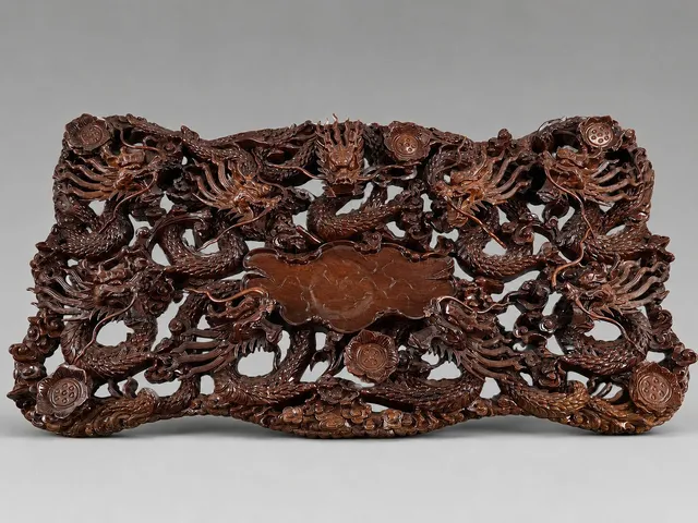 Schwere Ryū-Auflage, wohl für den Altartisch - Japan, Shōwa-Zeit.